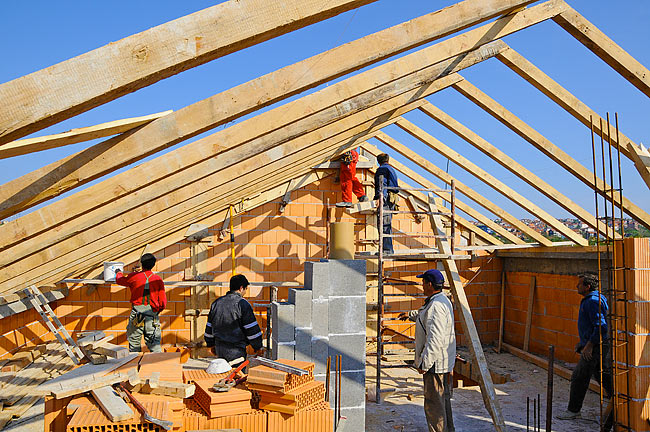 Finishing the gable wall with concrete on one side