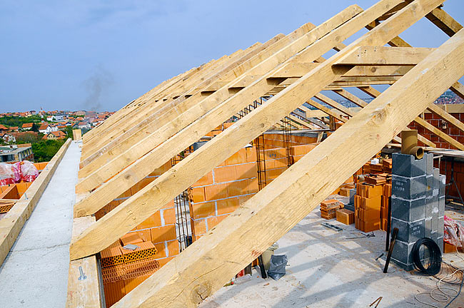 Horizontal concrete reinforcement on one side of the roof