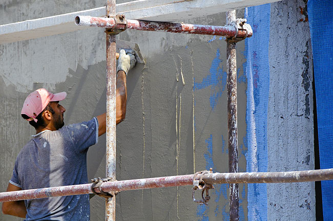 Putting the layer of glue with the reinforcement net on the perlite layer