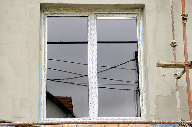 A window with Guardian low-emissive glazing and DUCO ventilation installed