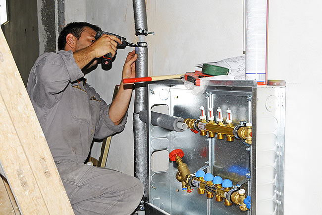 Installation of the underfloor heating verticals and manifold