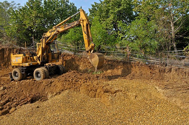 Spreading gravel on Amadeo II