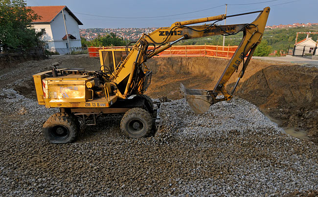 Spreading coarse stones on Amadeo II upper part - 02