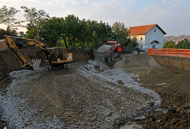 Delivering more coarse stones for the drainage layer of the lower part of Amadeo II