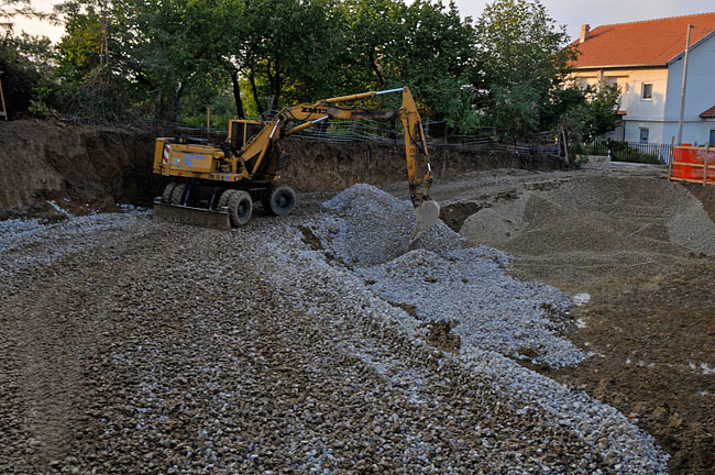 Spreading coarse stones on Amadeo II lower part