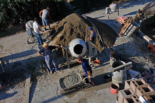 Tim radnika priprema beton na zemlji