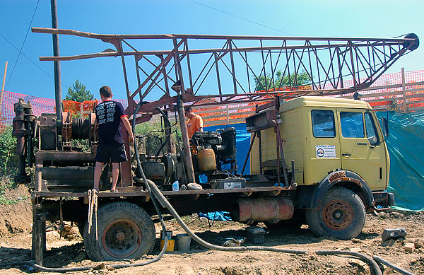 Raising the derrick of the drilling rig - 01