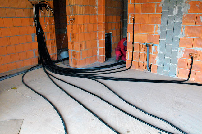 Distribution of electric cables on the floor