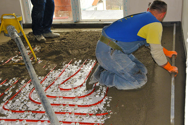 Levelling the screed