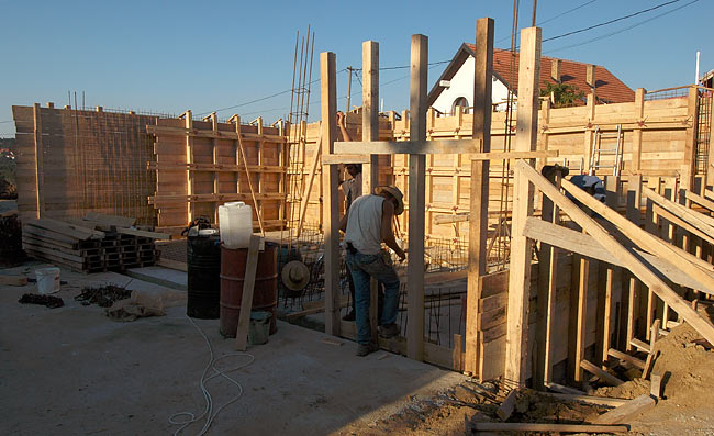 Making the wooden cast for the armed concrete wall - 03