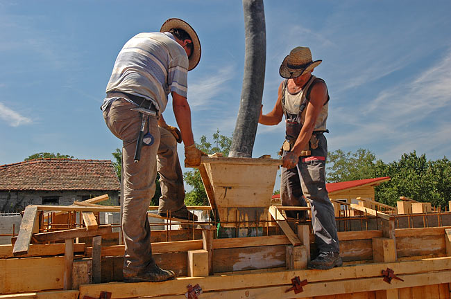 Pouring MARMIL inženjering concrete into Amadeo's armed concrete walls - 02