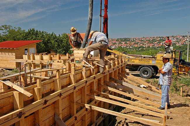 Pouring MARMIL inženjering concrete into Amadeo's armed concrete walls - 03