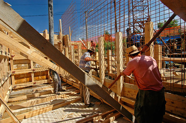 Pouring MARMIL inženjering concrete into Amadeo's armed concrete walls - 05