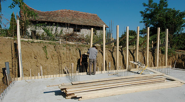 Installing the wooden structure of the wall concrete cast - 01