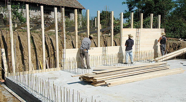 Installing the wooden structure of the wall concrete cast - 02