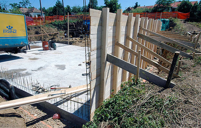 Installing the wooden structure of the wall concrete cast - 03