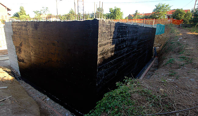 Amadeo armirano betonski zid sa premazom bitulita