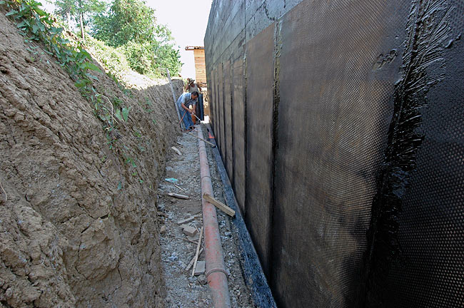 Installation of Index Testudo Spunbond waterproofing layer on the parking walls of Amadeo - 01