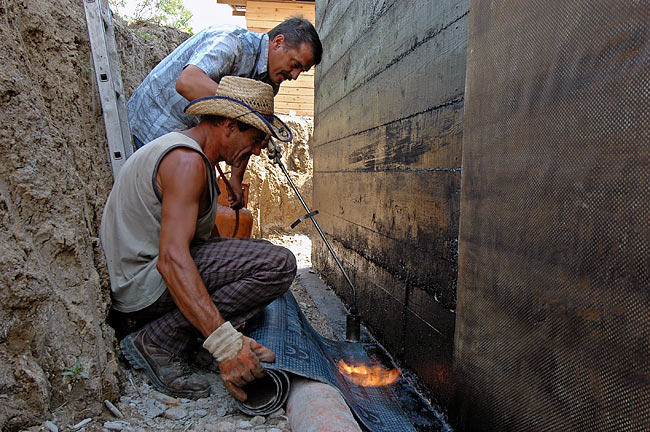 Installation of Index Testudo Spunbond waterproofing layer on the parking walls of Amadeo - 02