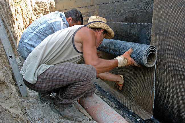 Installation of Index Testudo Spunbond waterproofing layer on the parking walls of Amadeo - 05