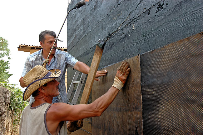 Installation of Index Testudo Spunbond waterproofing layer on the parking walls of Amadeo - 08