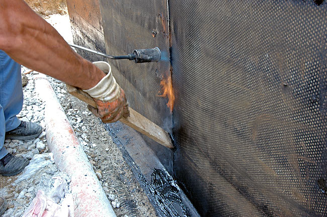 Installation of Index Testudo Spunbond waterproofing layer on the parking walls of Amadeo - 09