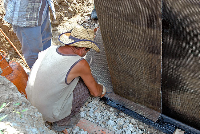 Installation of Index Testudo Spunbond waterproofing layer on the parking walls of Amadeo - 11