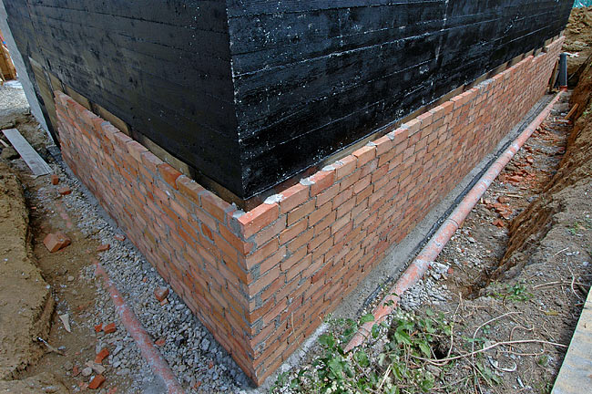 Installation of Index Testudo Spunbond waterproofing layer on the parking walls of Amadeo - 16