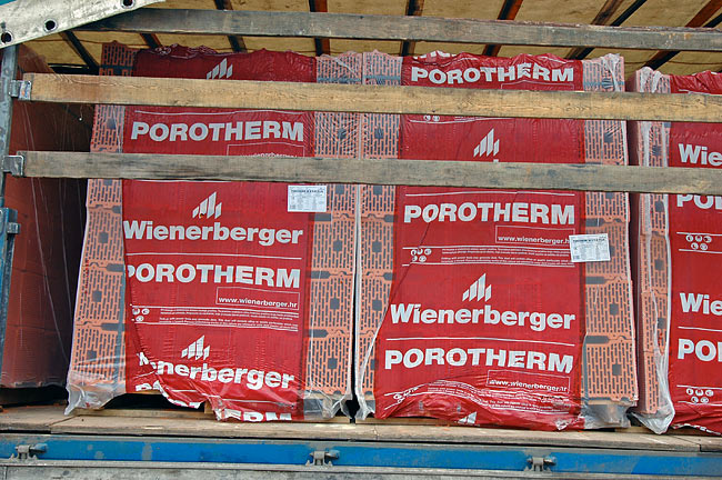 Pallets of POROTHERM 38 S P+E PLUS on the truck