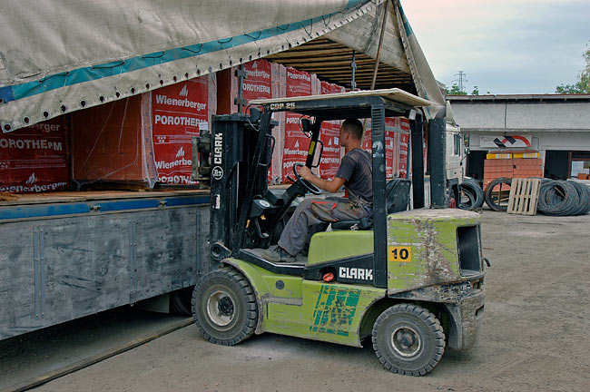Unloading the pallets of POROTHERM 38 S P+E PLUS from the truck - 01