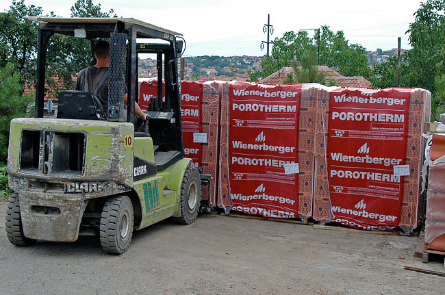 Unloading the pallets of POROTHERM 38 S P+E PLUS from the truck - 02