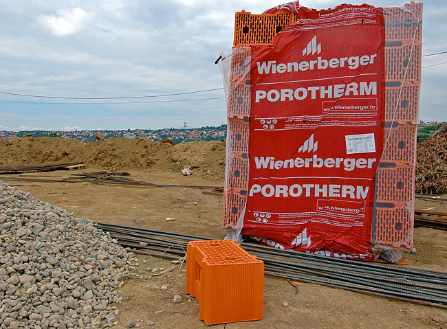Pallet of POROTHERM 38 S P+E PLUS on Amadeo's construction land - 01