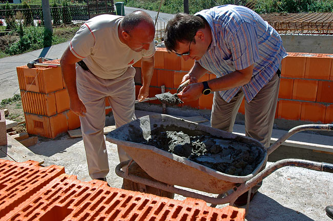 Stjepan Starešinčić and Zoran Mladenović searching polystyrene fragments in Baumit ThermoMörtel 50