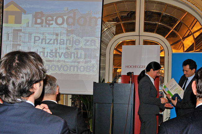Milena Gojković-Mestre receives the award from Božidar Đelić