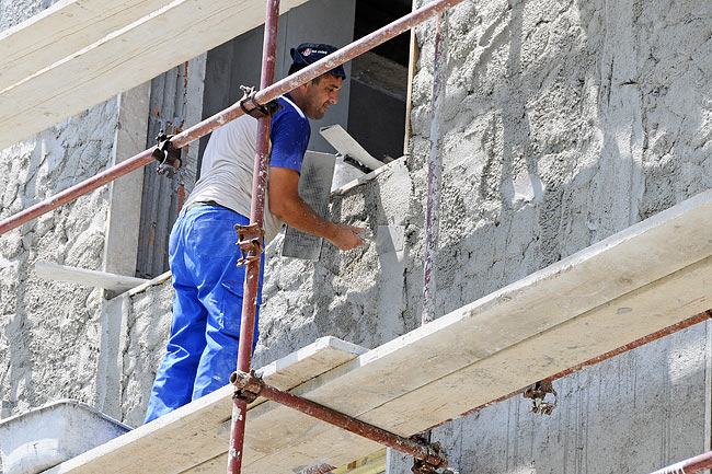 Applying Termika Supermal on the facade of Amadeo II